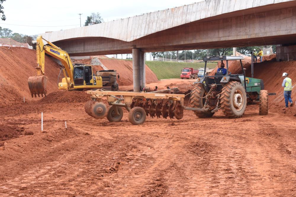 Capa da notícia: Terraplanagem segue sob viaduto da Epig e prepara caminho para corredor exclusivo de ônibus