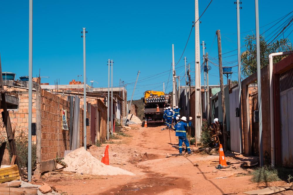 Energia legal e dignidade: GDF inicia instalação de padrões elétricos em comunidades em regularização